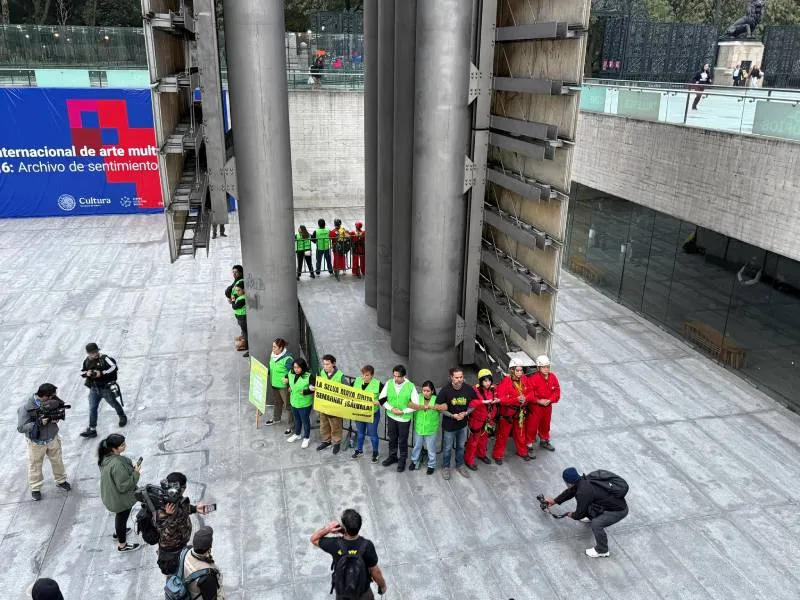 Otro grupo de la organización acordonó la base del monumento y mostró carteles / X