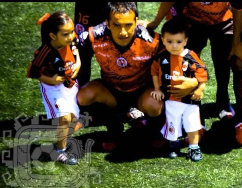 Junto a su padre | @acmilan_cdmx