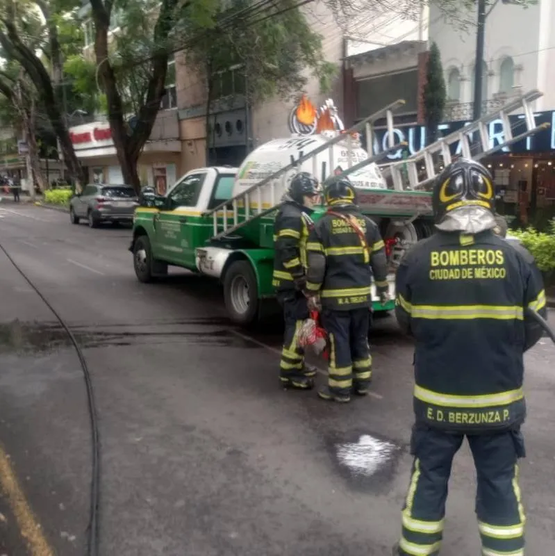 Bomberos y Protección Civil trabajaron de inmediato para controlar la fuga y garantizar la seguridad de los vecinos./X