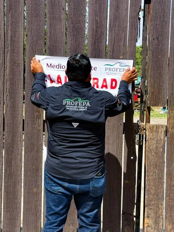 Personal de la PROFEPA colocando el sello de clausura en La Pastora/PROFEPA
