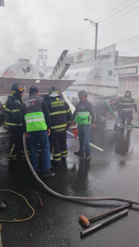 La tarde de este miércoles se registró una fuga de gas en una pipa sobre Av. Tláhuac/X:@SGIRPC_CDMX