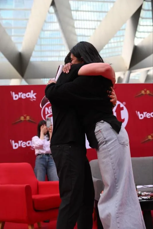 Besó a una aficionada