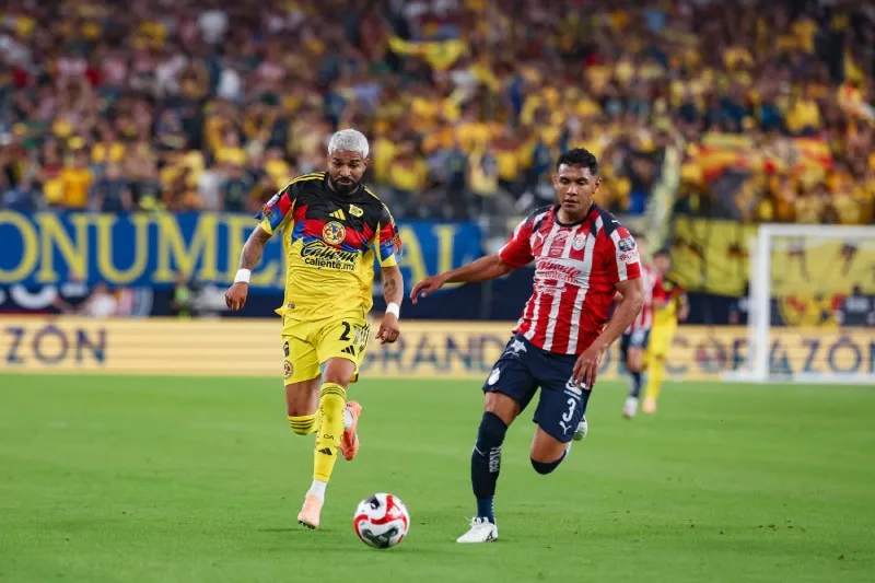 Rodrigo Aguirre y Gilberto Sepúlveda en el amistoso en Phoenix