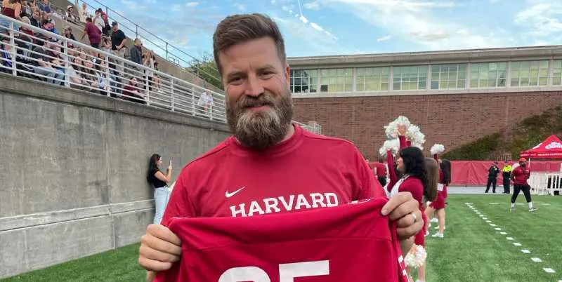 Sorprendió hablando español