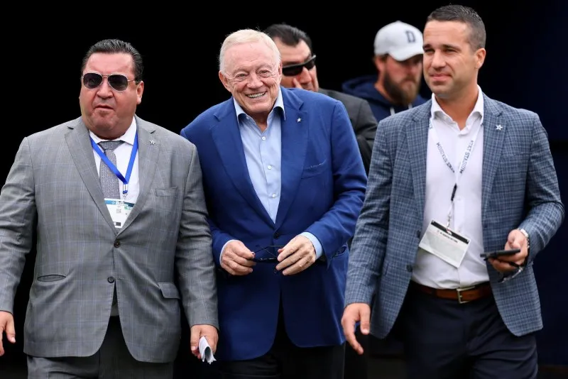 Su doble rol ha sido más que polémico