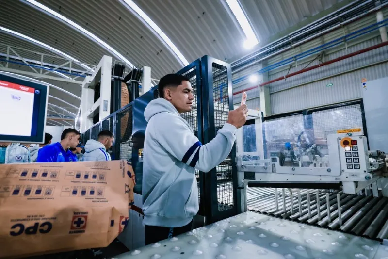 Toro Fernández en la visita de Cruz Azul