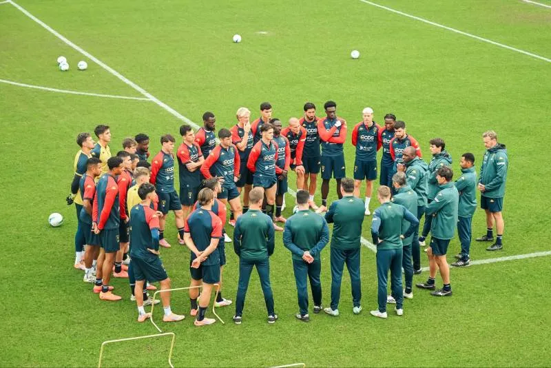 Jugadores de Genoa en entrenamiento previo contra Sassuolo