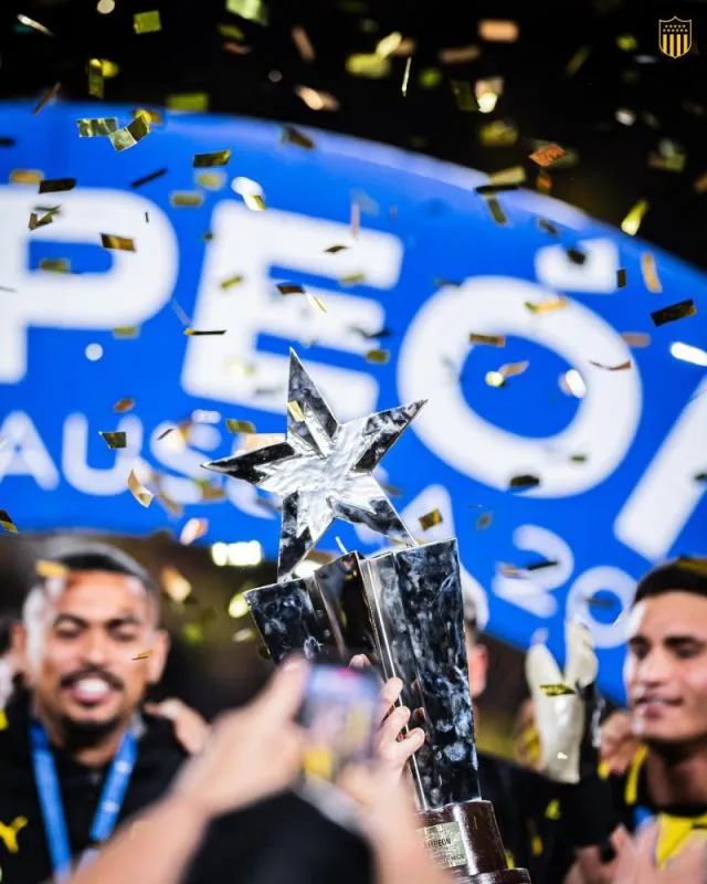 El trofeo | @OficialCAP