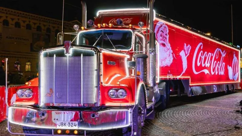 El Poder del Consumidor pidió a Cofepris suspender las Caravanas Navideñas de Coca-Cola por presunta publicidad dirigida a menores. / Redes sociales