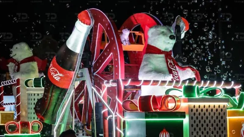 Las caravanas incluyen elementos navideños y personajes que, según la denuncia, podrían infringir la regulación de publicidad sanitaria. / Redes sociales