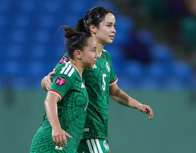 Charlyn Corral y Scarlett Camberos en celebración de gol
