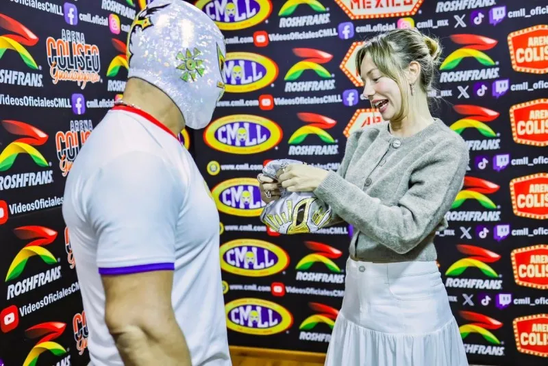 Místico le regaló una máscara a Ester Expósito