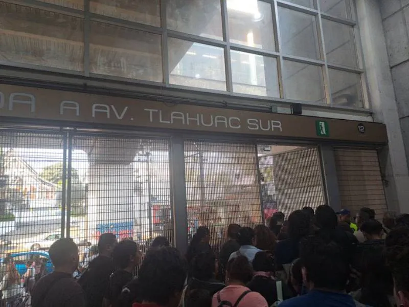 Usuarios fueron retirados de los trenes entre Atlalilco y Olivos luego de la suspensión temporal. / RS