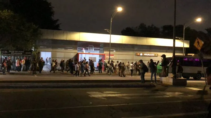 Imágenes difundidas en redes sociales mostraron el desalojo de pasajeros. / RS