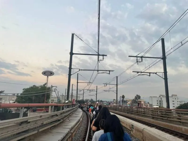 Usuarios caminando por las vías. / RS