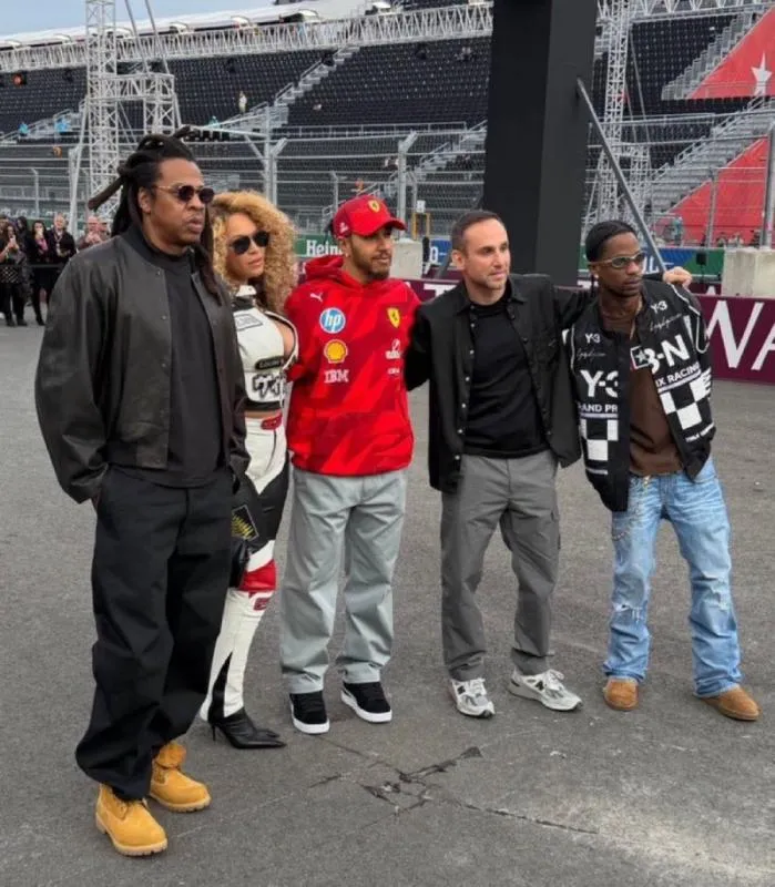 Con Lewis Hamilton | @PopBase