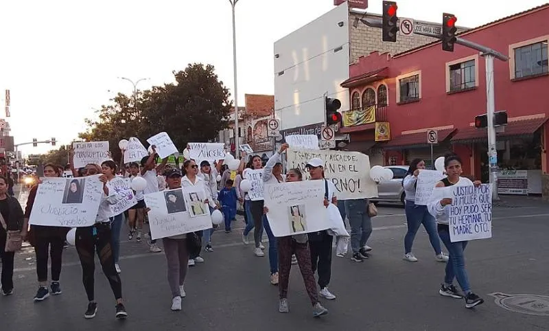 Manifestantes se reunieron frente al palacio municipal para exigir justicia y esclarecer los hechos. / El Despertar de Zitácuaro