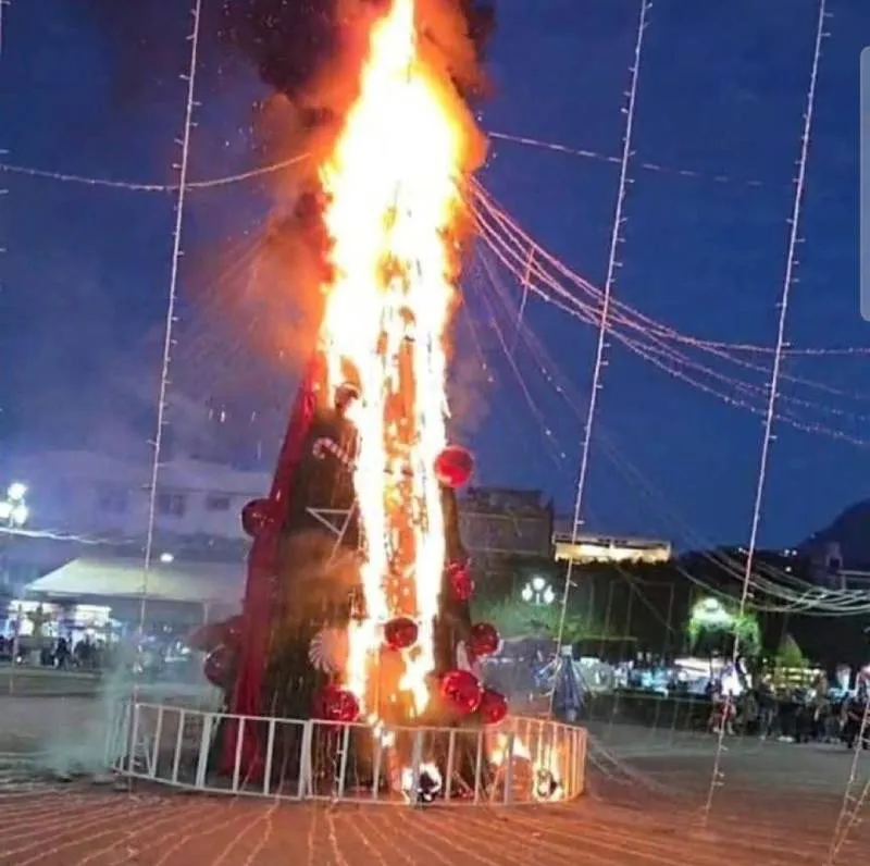 La estructura navideña ardió en medio de consignas y reclamos de la comunidad. / X