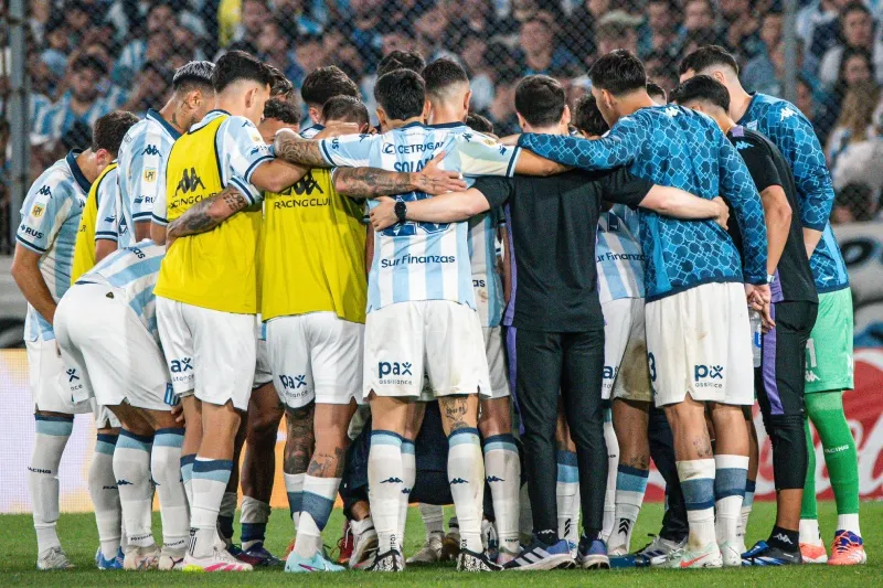 Jugadores de Racing en el partido ante Tigre