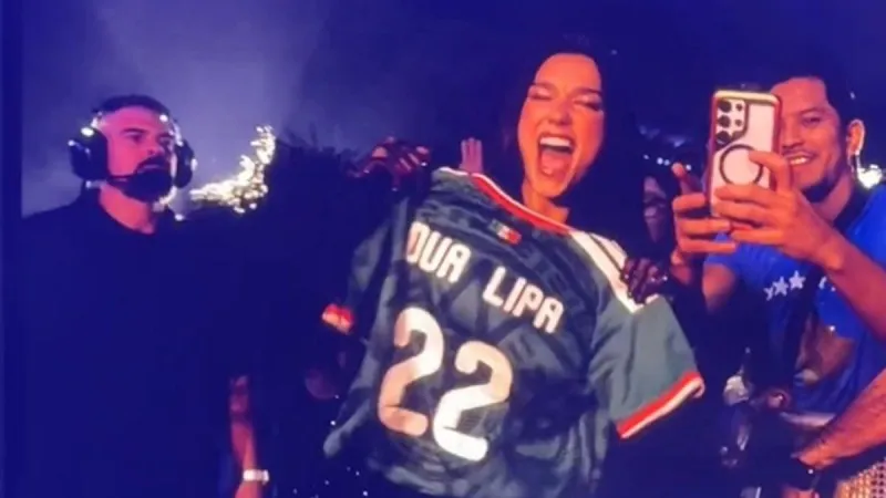 Dua Lipa con la playera | @opinion_ciuda