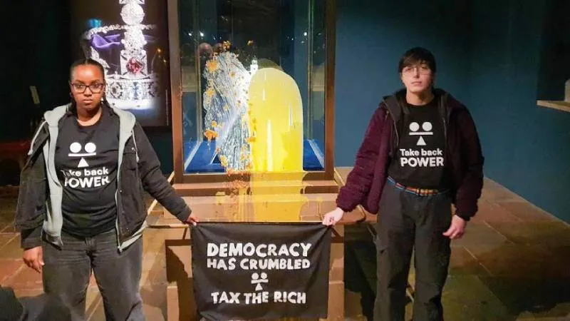 La vitrina dañada que protege la Corona Imperial del Estado fue blanco de una protesta polémica. / X