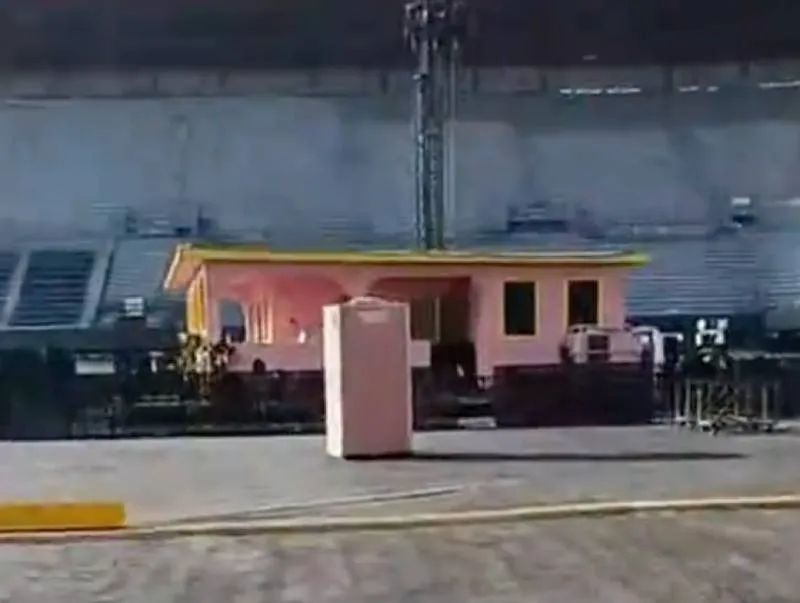 La estructura con forma de casa ya está lista para el concierto de Bad Bunny en CDMX. / RS