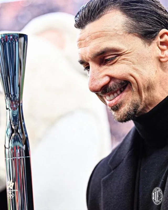 Con la antorcha | @acmilan