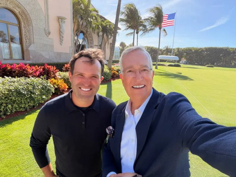 Ricardo Salinas Pliego junto a su hijo Hugo Salinas en Mar-a-Lago. / X: RicardoBSalinas