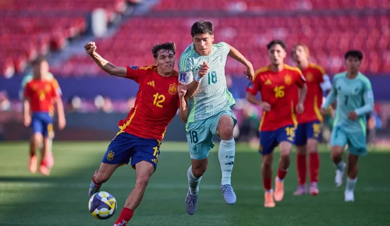 España vs México en acción