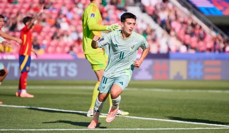 Gilberto Mora en acción ante España