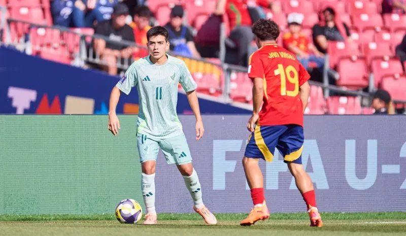 Gilberto Mora en acción ante España