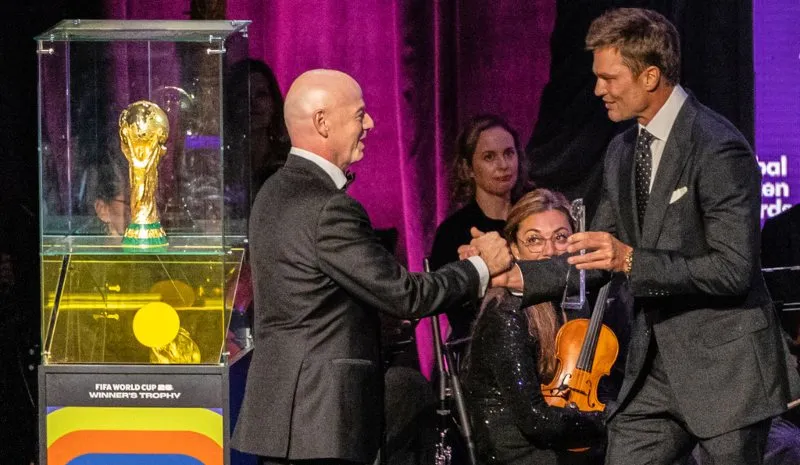 Infantino le da la mano a Tom Brady