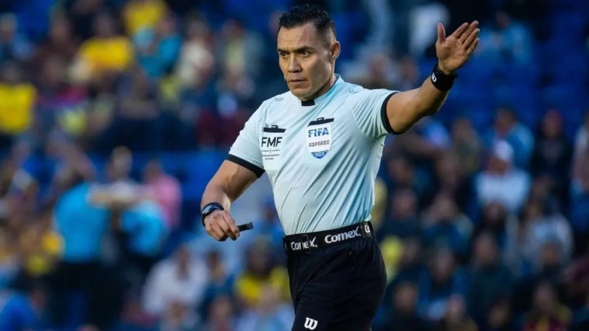 Ortiz dirigiendo un partido de América | MEXSPORT