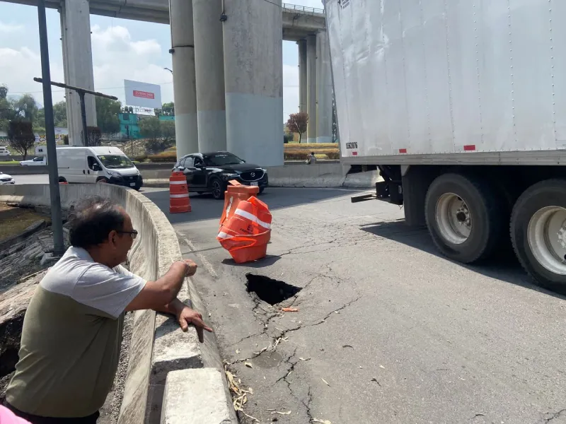 En redes estuvo circulando el desperfecto en la zona afectada / El Universal