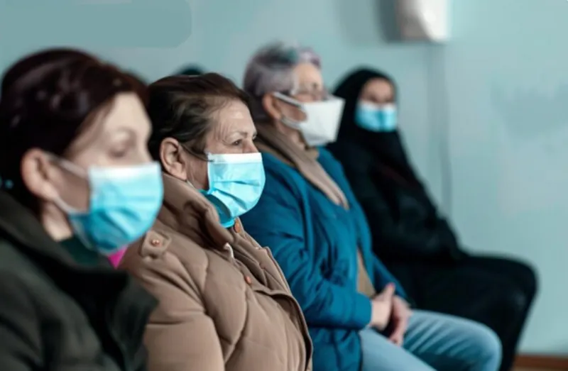 El virus H3N2 puede afectar con gravedad a los adultos mayores / FREEPIK