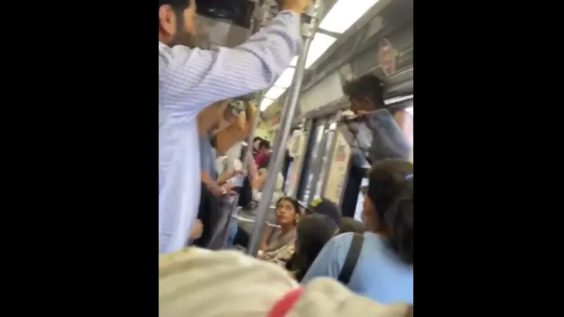 El hombre iba colgado en la ventana del Tren Ligero. / Captura de pantalla