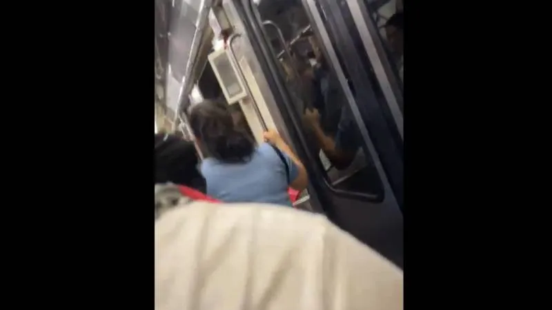 Momento en el que el hombre cayó a las vías tras el impacto. / Captura de pantalla