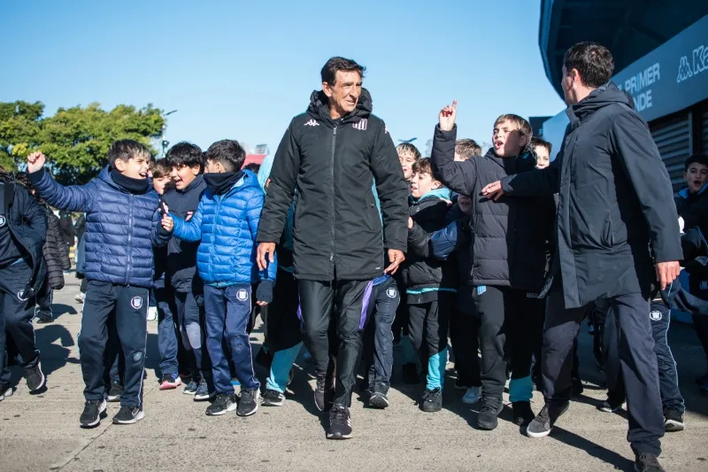 Gustavo Costas. técnico de Racing, fue captado fumando