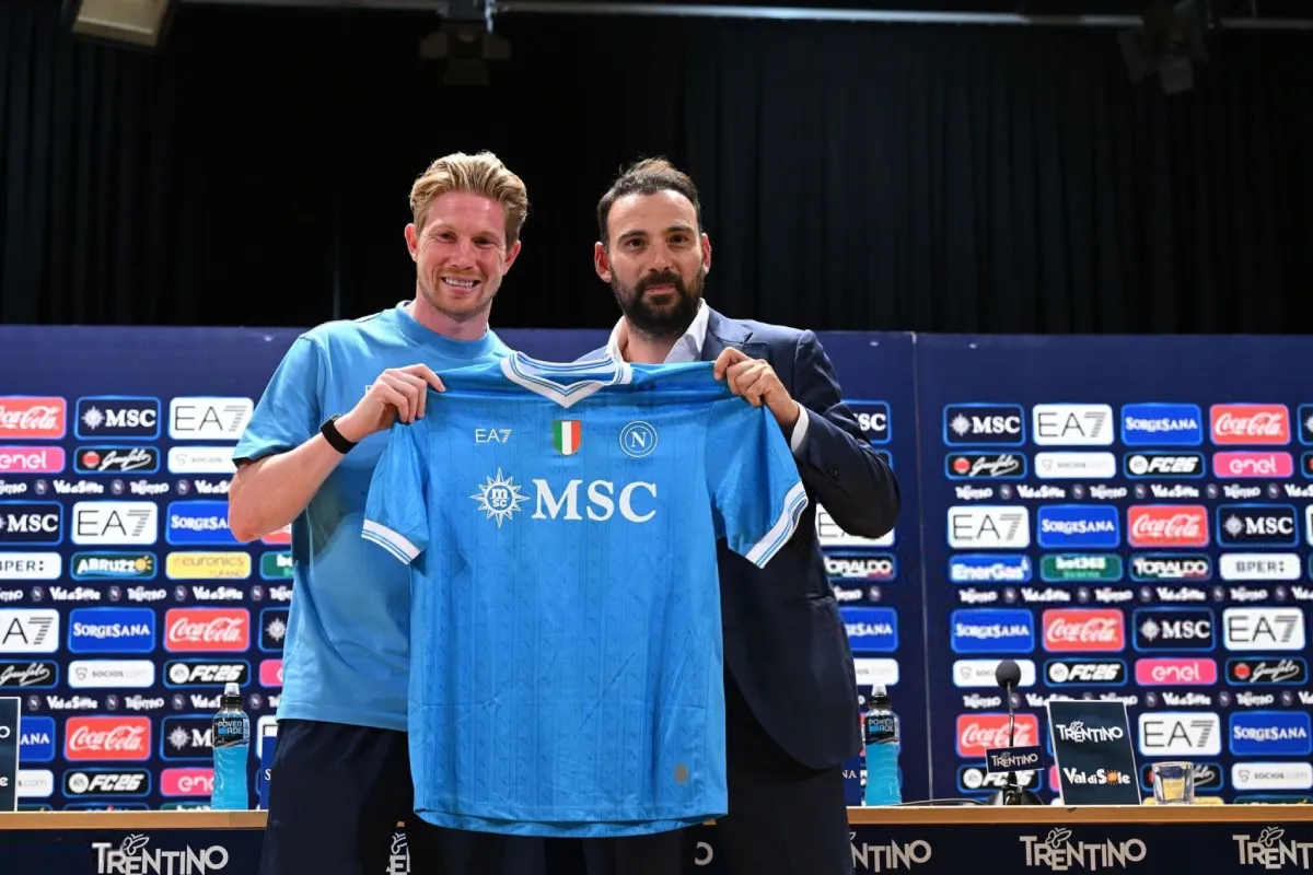 Kevin con la playera | @HQpcrt