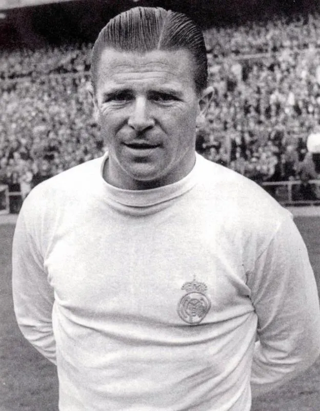 Con la camiseta merengue | @losblancoswrld