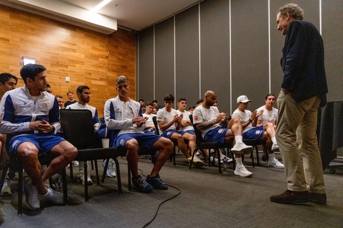 Jorge Valdano le dio una charla a los jugadores de San Luis