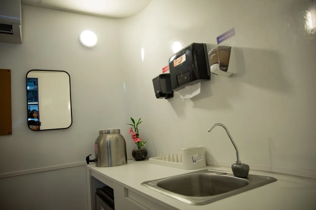 Así es el espacio al interior de la cabina de lactancia