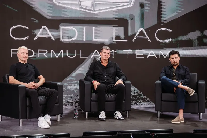 Graeme Lowdon con Checo Pérez y Valtteri Bottas en un evento de Cadillac