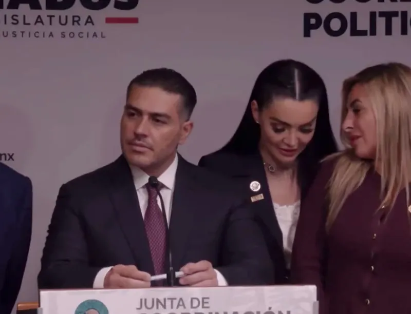 Al final, la legisladora no soltó su espacio para quedarse junto a Harfuch / Redes Sociales