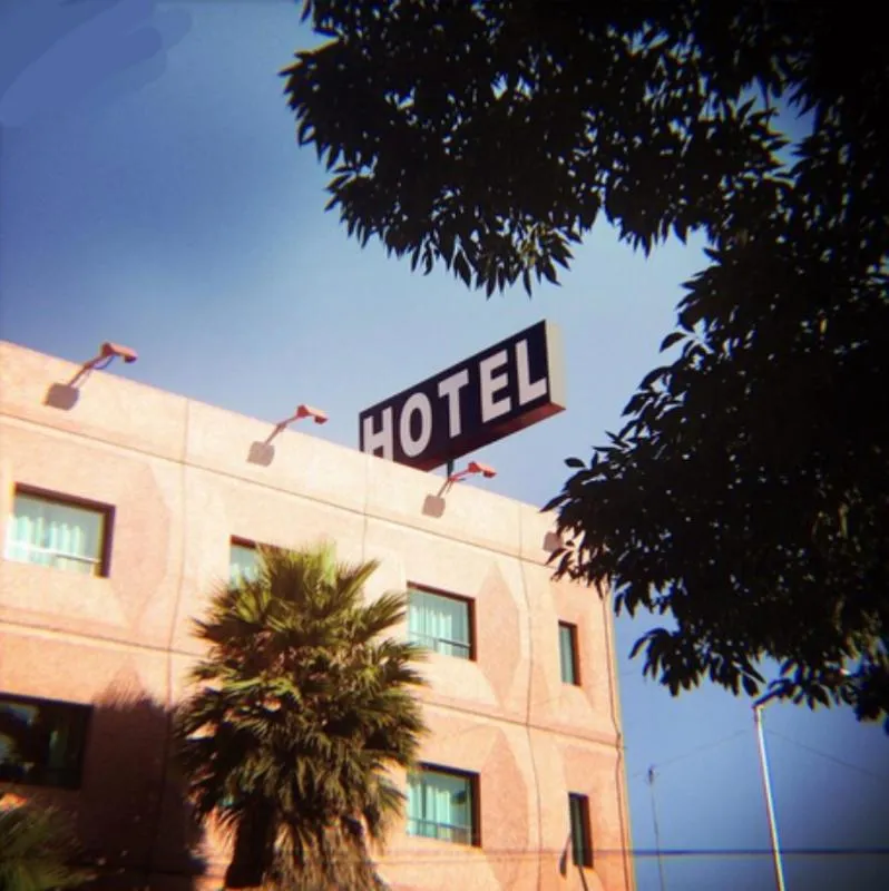 Las personas que entren a los hoteles deberán portar identificación oficial / FREEPIK