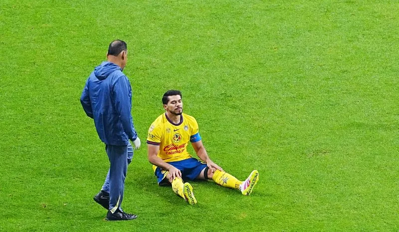 Henry Martín lesionado en cancha