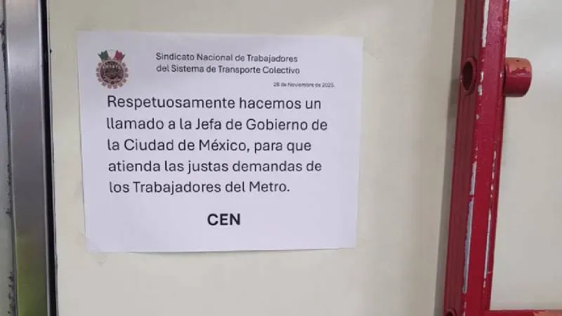 Estos letreros se pueden ver en diferentes estaciones del Metro/X
