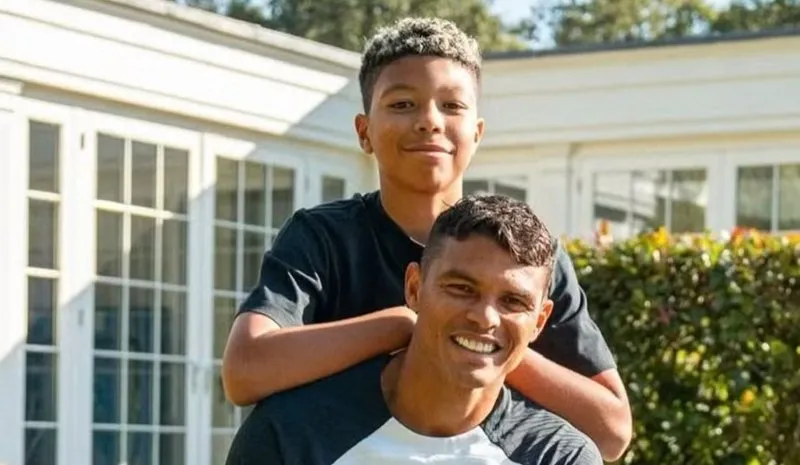 Thiago Silva con su hijo