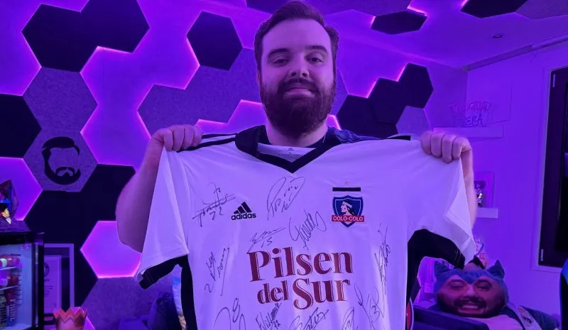 Ibai con playera del Colo Colo