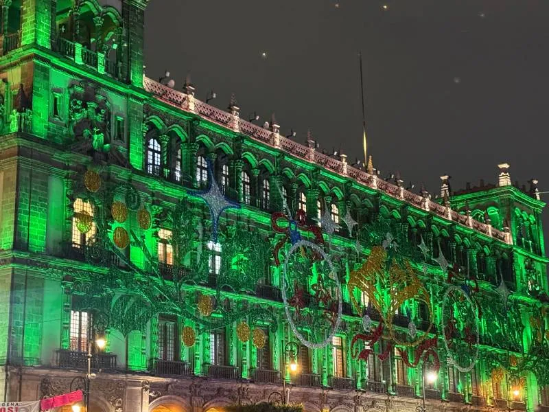 El Palacio Nacional se iluminó de verde con esferas y coronas gigantes como parte de las celebraciones decembrinas en la CDMX. / Georgina Sánchez